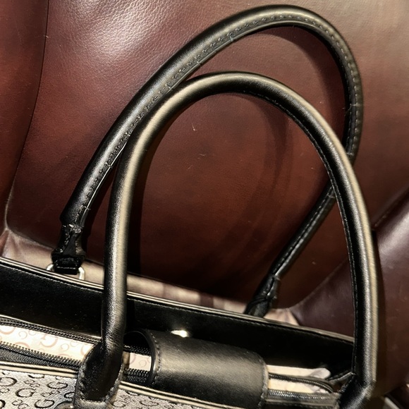 Guess Signature Bag - Picture 4 of 16